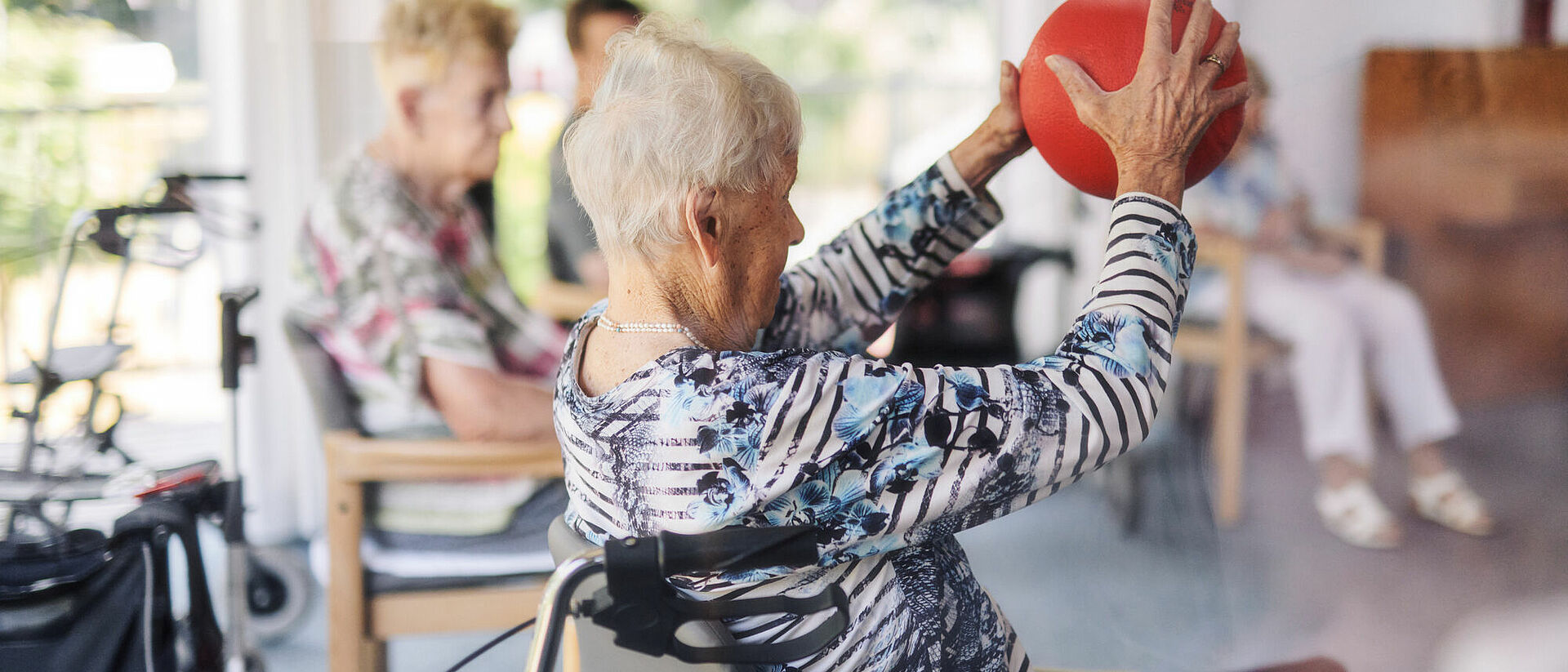Bewohnerin übt Beweglichkeit mit einem Ball