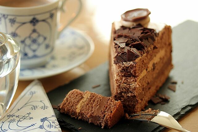 Schokoladentorte mit einer Tasse Kaffee